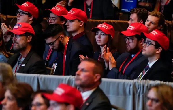 Un grupo de personas con gorras rojas observa atentamente un evento - Fabricante de gorras y sombreros de China - JoinTop | Fabricante de gorras y sombreros personalizados | Fábrica de sombreros OEM y ODM - JoinTop | Fabricante de gorras y sombreros personalizados | Fábrica de sombreros OEM y ODM Un grupo de personas en una multitud con gorras de béisbol rojas observando atentamente un evento.