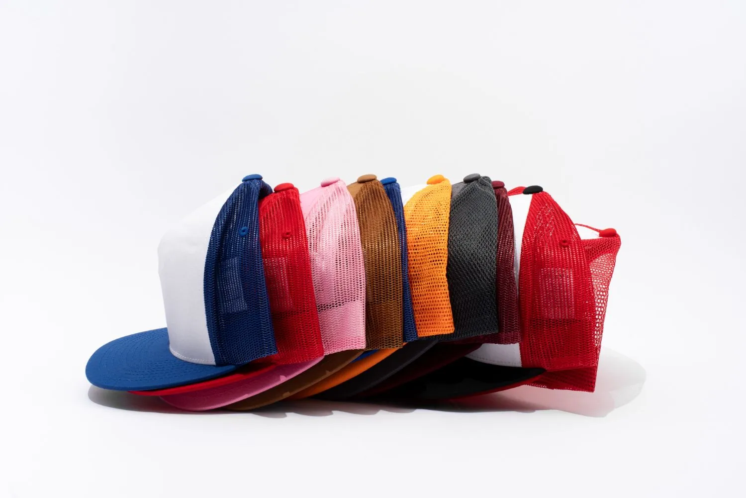 Una línea de gorras de béisbol coloridas con reverso de malla que representan una variedad de colores y, potencialmente, diferentes equipos o marcas. Fabricante de gorras y sombreros de China - JoinTop | Fabricante de gorras y sombreros personalizados | Fábrica de sombreros OEM y ODM - JoinTop | Fabricante de gorras y sombreros personalizados | Fábrica de sombreros OEM y ODM. Una línea de gorras de béisbol coloridas con respaldo de malla que representan una variedad de colores y potencialmente diferentes equipos o marcas.
