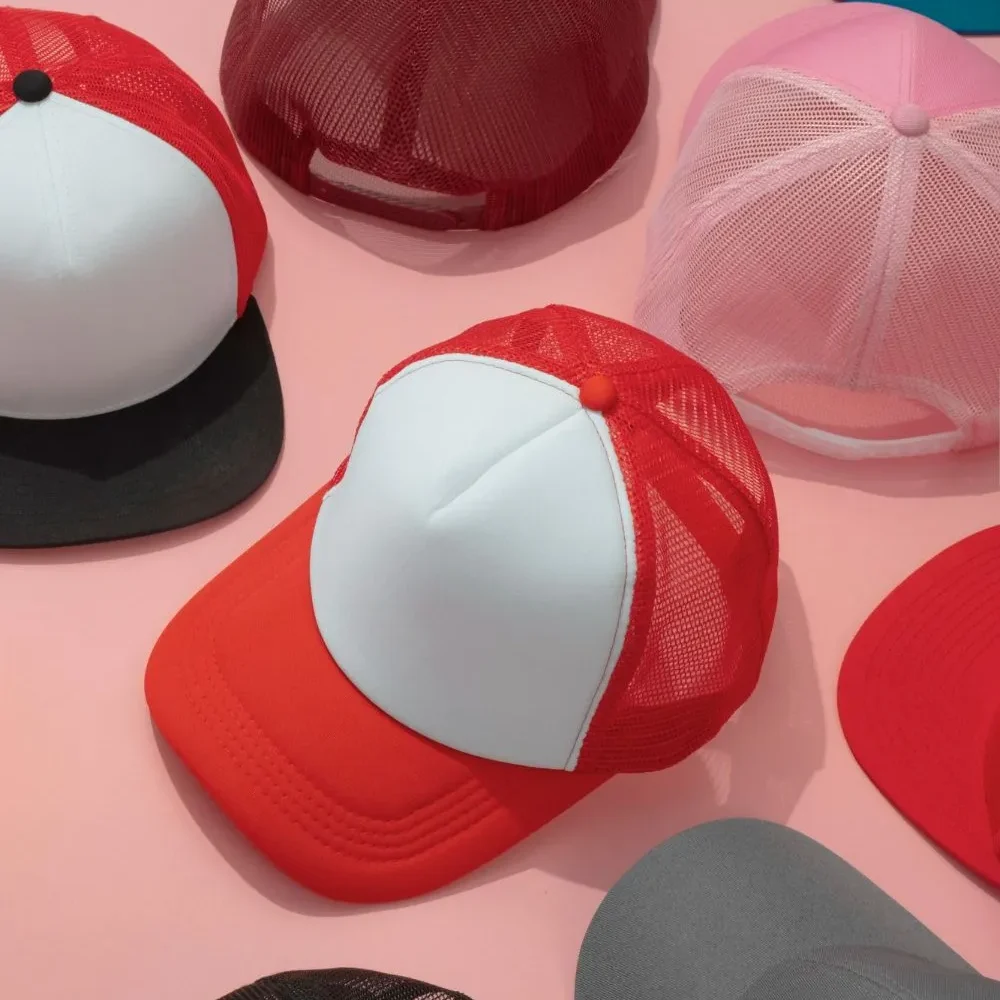 Verschiedene bunte Trucker-Mützen aus Netzstoff auf rosa Hintergrund mit verschiedenen Farben und Winkeln – Entdecken Sie die neuesten Erkenntnisse im Bereich Kopfbedeckungen – JoinTop | Hersteller von kundenspezifischen Hüten und Kappen | OEM- und ODM-Fabrik für Kopfbedeckungen – JoinTop | Hersteller von kundenspezifischen Hüten und Kappen | OEM- und ODM-Fabrik für Kopfbedeckungen Verschiedene bunte Trucker-Mützen aus Mesh auf rosa Hintergrund mit verschiedenen Farben und Winkeln