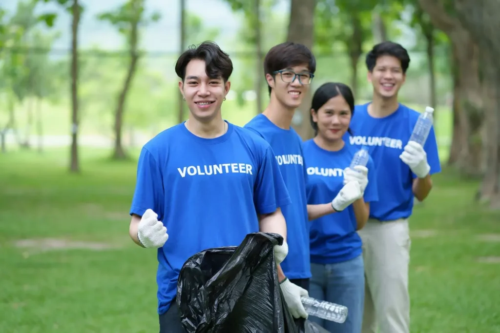 Freiwillige säubern einen Park und demonstrieren so gesellschaftliches Engagement und Verantwortung für die Umwelt