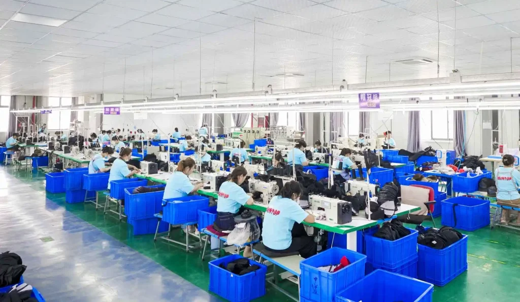 Рабочие на заводской сборочной линии, часть нашего процесса производства кепок