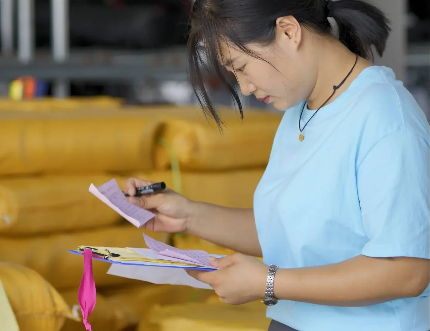 Proceso de fabricación de gorras y sombreros en Jointop - Inspección de materia prima