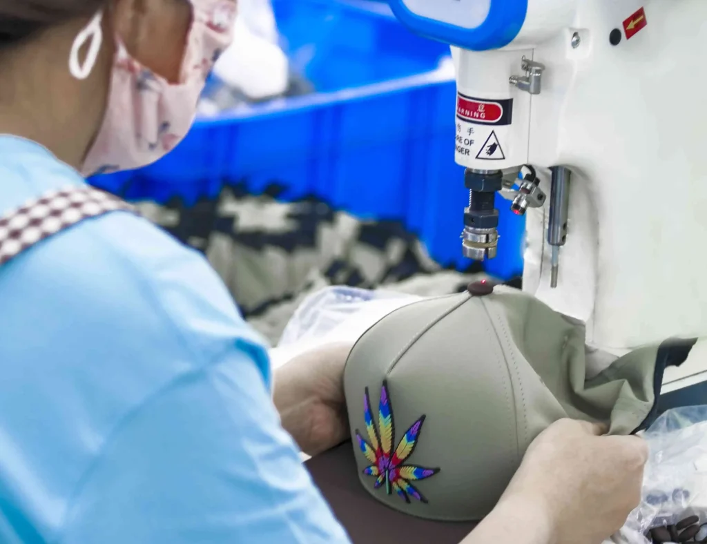 13 Proceso de fabricación de gorras y sombreros en jointop Añadiendo botón superior