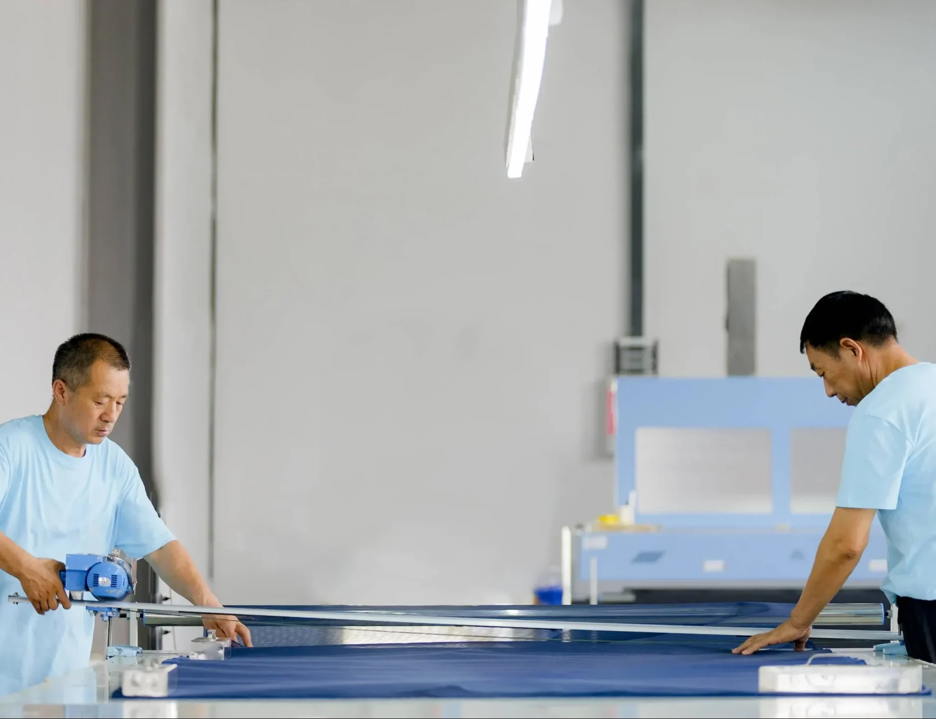 Proceso de fabricación de gorras y sombreros en Jointop-Fabric-Spreading