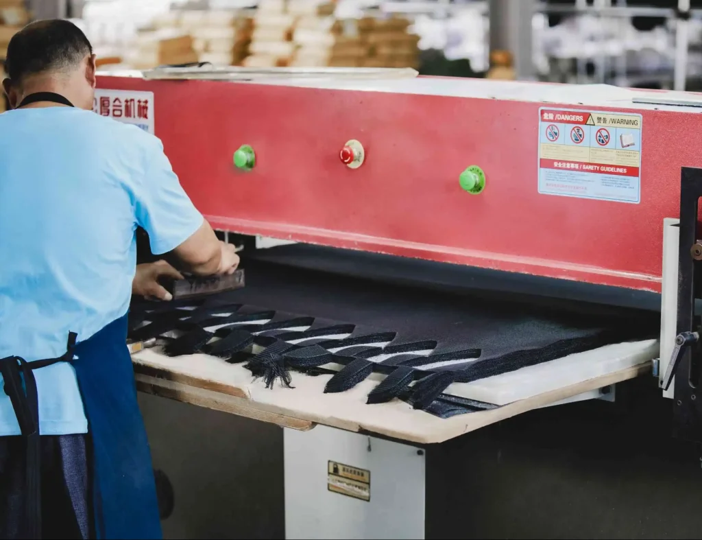 3 Proceso de fabricación de gorras y sombreros en jointop Fabric Cutting