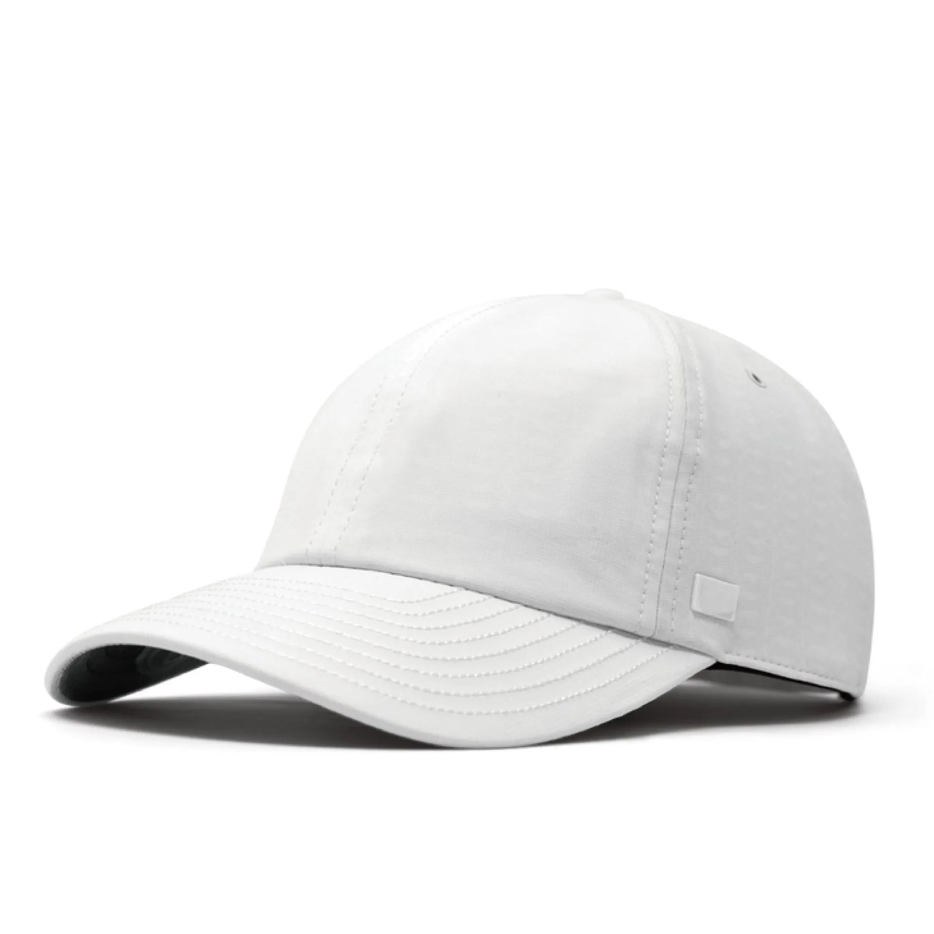 Gorra de béisbol blanca impermeable con visera curva y detalle de parche. Gorra de béisbol blanca impermeable con visera curva y detalle de parche.