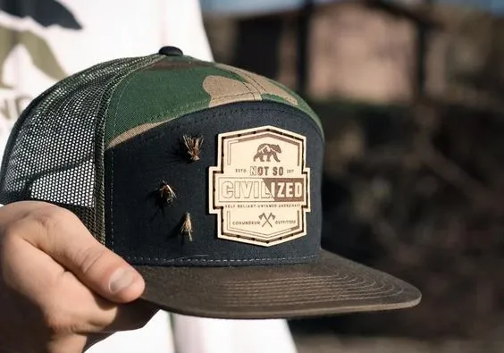 Trucker-Mütze in Camouflage mit Civilized-Aufnäher – Entdecken Sie die neuesten Erkenntnisse im Bereich Kopfbedeckungen – JoinTop | Hersteller von kundenspezifischen Hüten und Mützen | OEM- und ODM-Fabrik für Kopfbedeckungen – JoinTop | Hersteller von kundenspezifischen Hüten und Mützen | OEM- und ODM-Fabrik für Kopfbedeckungen Trucker-Mütze in Camouflage mit Civilized-Aufnäher