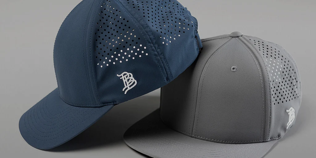 Dos gorras de béisbol perforadas en azul y gris.