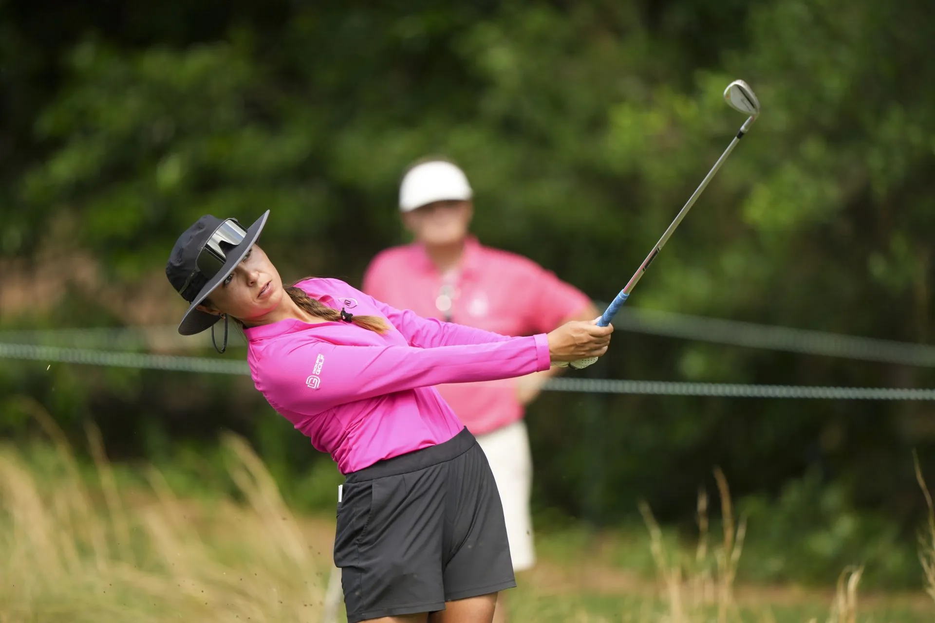Frau mit breitkrempigem Hut spielt mitten im Schwung Golf – Entdecken Sie die neuesten Erkenntnisse zum Thema Kopfbedeckungen – JoinTop | Hersteller von kundenspezifischen Hüten und Mützen | OEM- und ODM-Fabrik für Kopfbedeckungen – JoinTop | Hersteller von kundenspezifischen Hüten und Mützen | OEM- und ODM-Fabrik für Kopfbedeckungen Frau mit breitkrempigem Hut spielt Golf mitten im Schwung