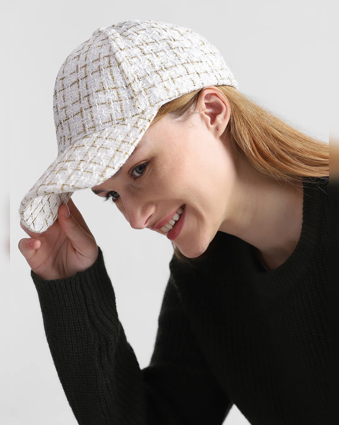 Frau mit weißer Tweed-Baseballkappe lächelt – Entdecken Sie die neuesten Erkenntnisse im Bereich Kopfbedeckungen – JoinTop | Hersteller von kundenspezifischen Hüten und Kappen | OEM- und ODM-Fabrik für Kopfbedeckungen – JoinTop | Hersteller von kundenspezifischen Hüten und Kappen | OEM- und ODM-Fabrik für Kopfbedeckungen Frau trägt eine weiße Tweed-Baseball-Kappe lächelnd