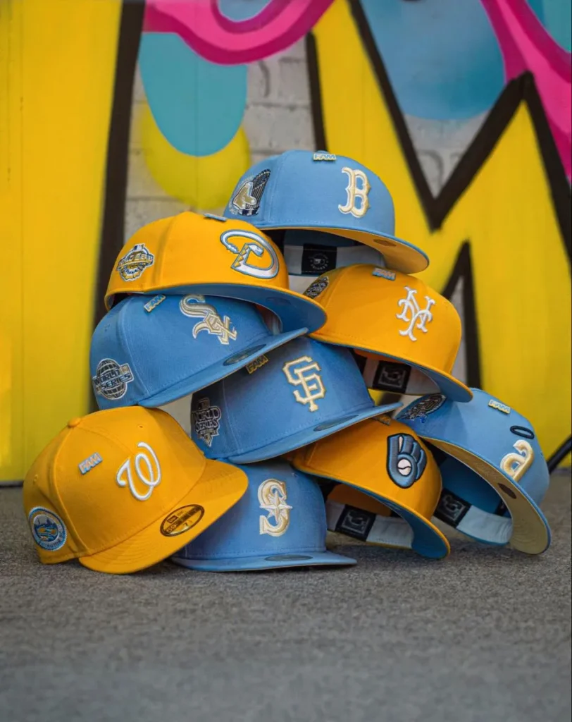 Una colección de gorras de béisbol.