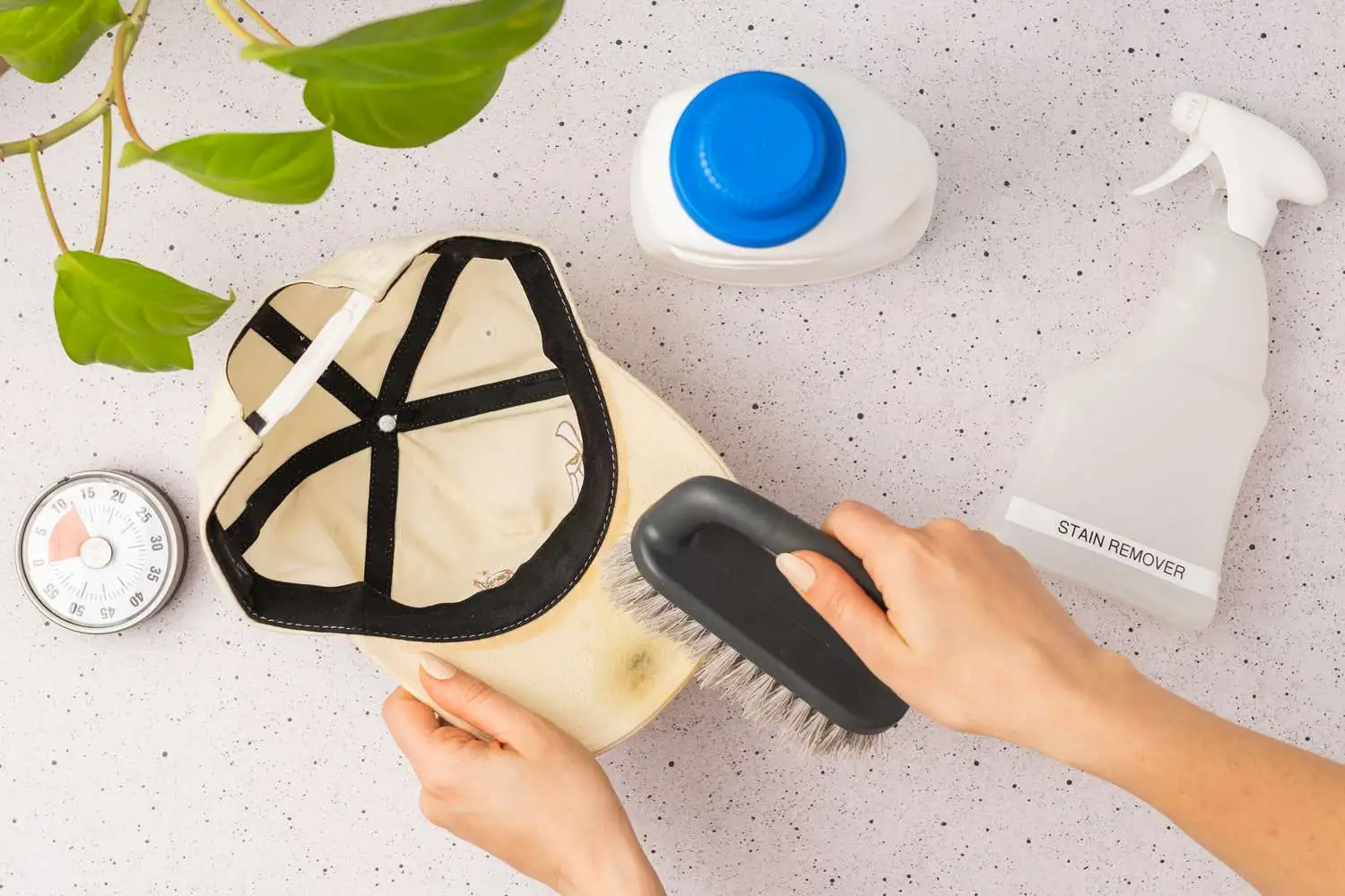 Hände reinigen eine Kappe mit Bürste und Fleckenentferner - Entdecken Sie die neuesten Erkenntnisse zum Thema Kopfbedeckungen - JoinTop | Hersteller von kundenspezifischen Hüten und Kappen | OEM- und ODM-Fabrik für Kopfbedeckungen - JoinTop | Hersteller von kundenspezifischen Hüten und Kappen | OEM- und ODM-Fabrik für Kopfbedeckungen Hände reinigen eine Kappe mit Bürste und Fleckenentferner