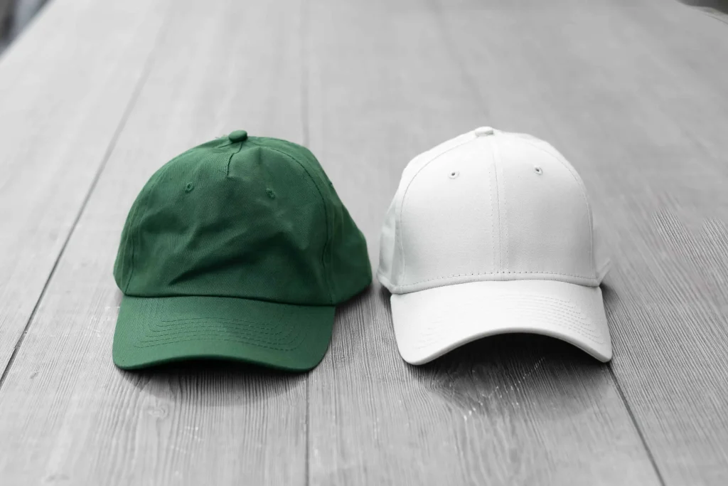 Dos gorras una verde y otra blanca