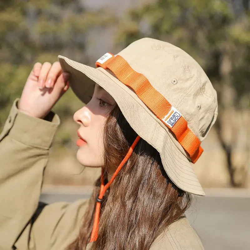 şapka takan bir bayan