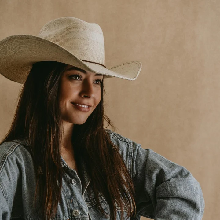 kovboy şapkası takan bir kişi