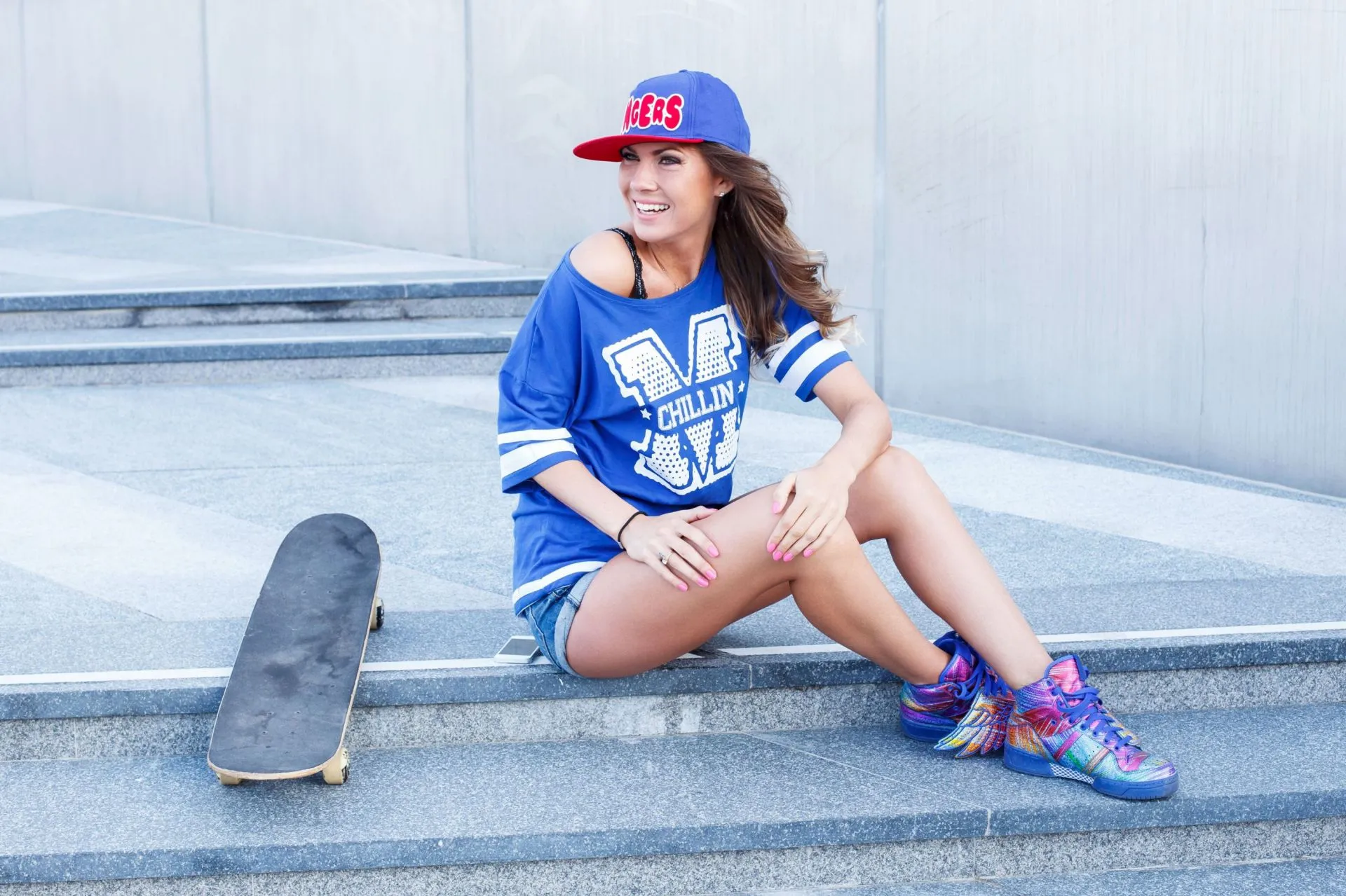 Hermosa chica con patineta Hermosa chica con patineta