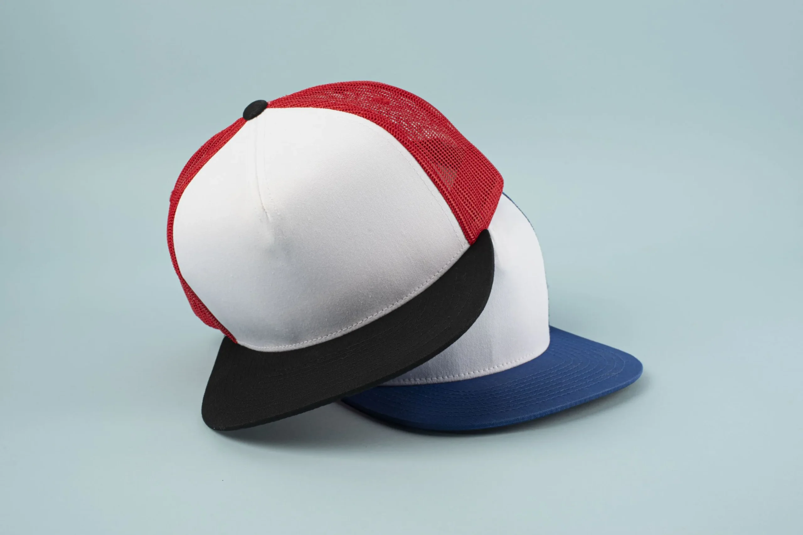 Juego de dos gorras de camionero con parte trasera de malla Juego de dos gorras de camionero con parte trasera de malla