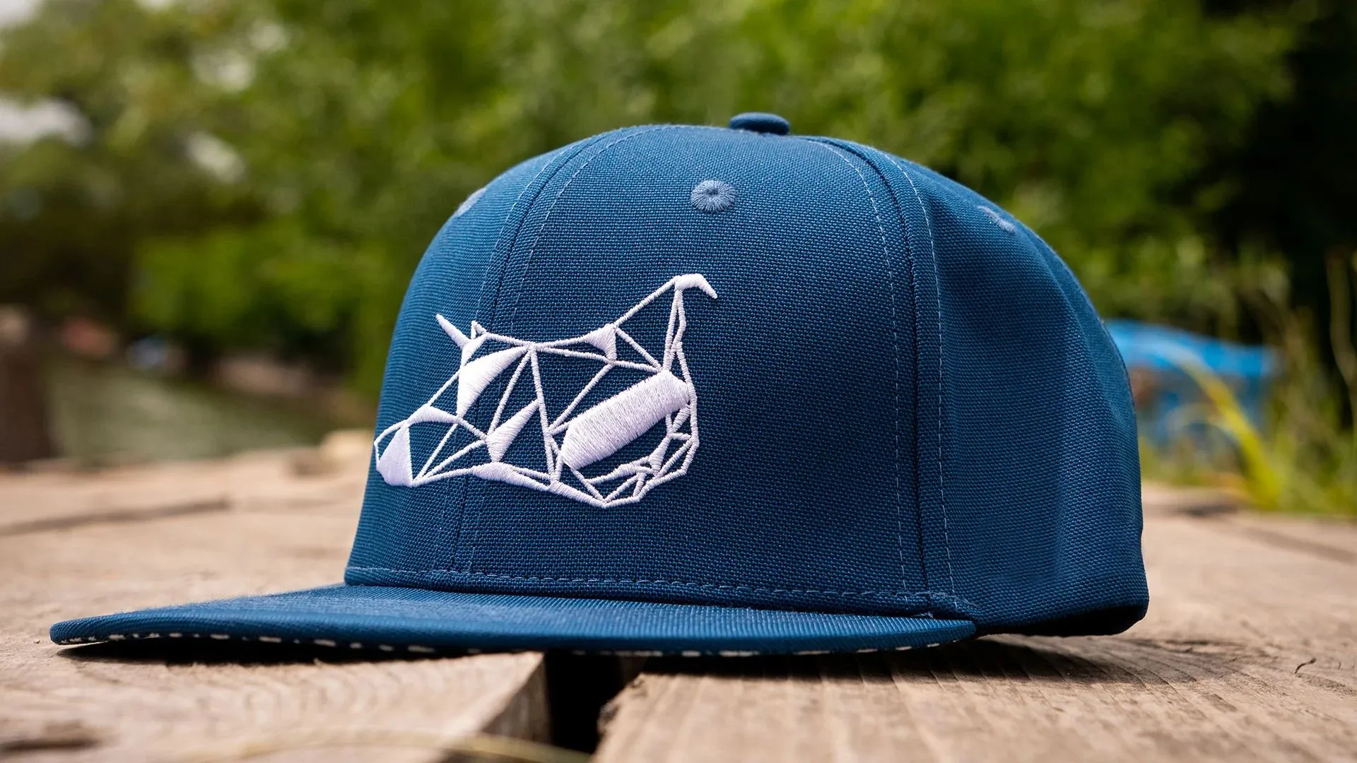 Gorra snapback azul con diseño geométrico de ballena en el muelle Gorra snapback azul con diseño geométrico de ballena en el muelle