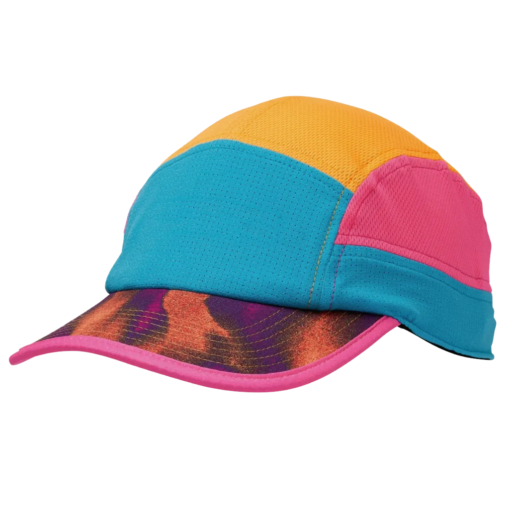 Gorra deportiva brillante con paneles coloridos y visera vibrante.
