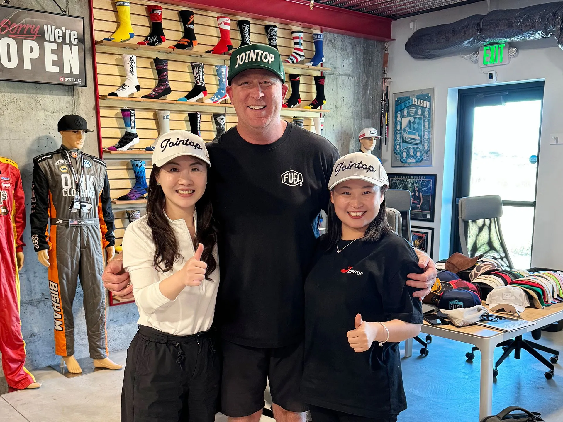 Jointop se asocia con gorras de marca en una tienda minorista Jointop se asocia con gorras de marca en una tienda minorista