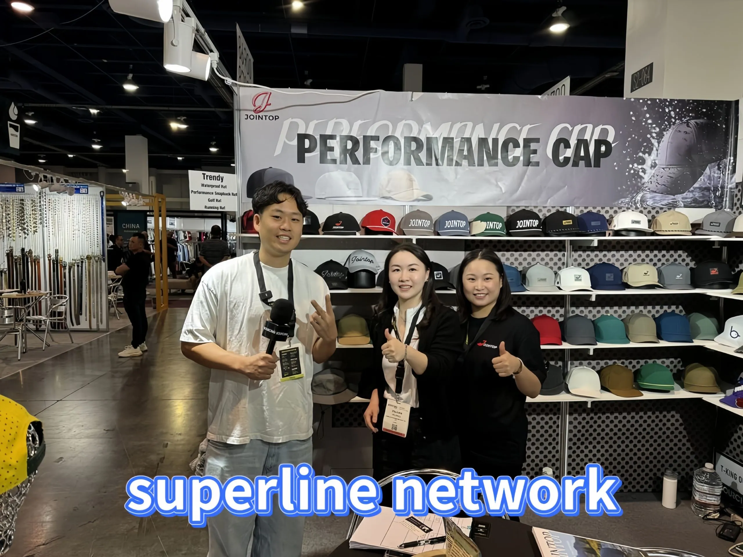 Socios de Jointop en un stand de feria comercial que exhibe tapas de alto rendimiento Socios de Jointop en un stand de feria comercial que exhibe tapas de alto rendimiento