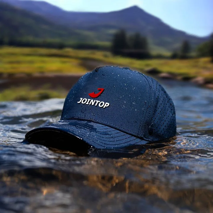 JOINTOPのロゴが入ったネイビーのキャップ。
