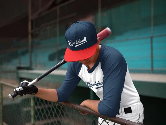 野球帽をかぶって野球をしている男性