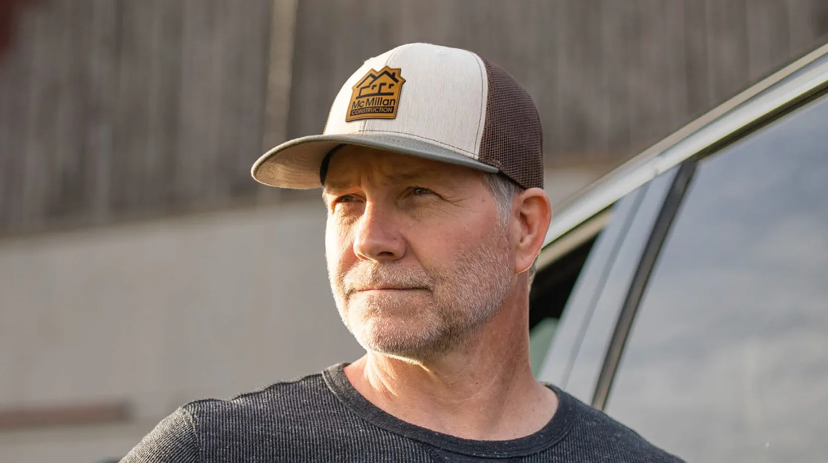 Un hombre lleva una gorra bajo el sol brillante.