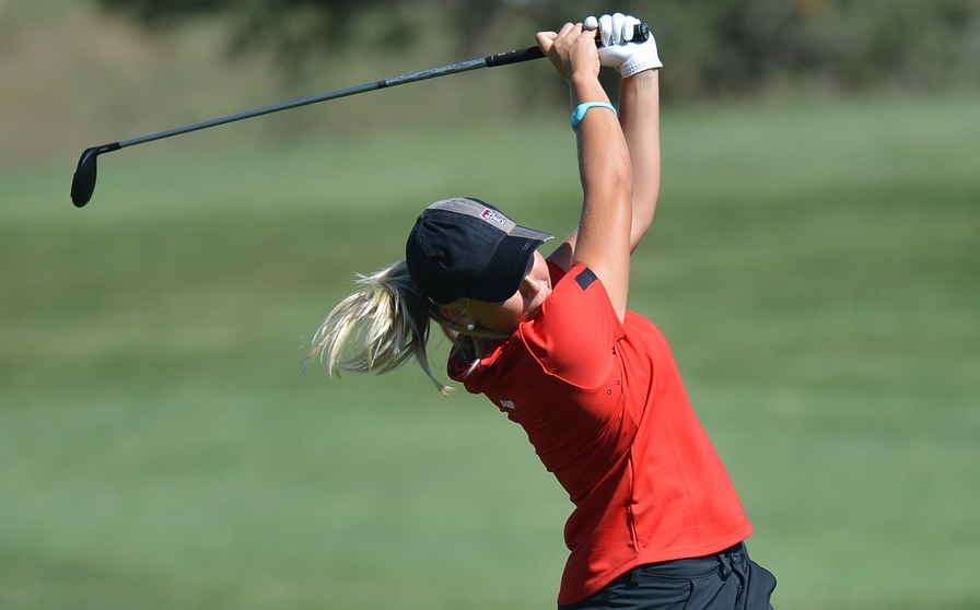 Golferin mit schwarzer Kappe. Frau mitten im Schwung mit schwarzer Golfkappe – Entdecken Sie die neuesten Erkenntnisse im Bereich Kopfbedeckungen – JoinTop | Hersteller von kundenspezifischen Hüten und Kappen | OEM- und ODM-Fabrik für Kopfbedeckungen – JoinTop | Hersteller von kundenspezifischen Hüten und Kappen | OEM- und ODM-Fabrik für Kopfbedeckungen Golferin mit schwarzer Kappe. Frau mitten im Schwung, die eine schwarze Golfkappe trägt