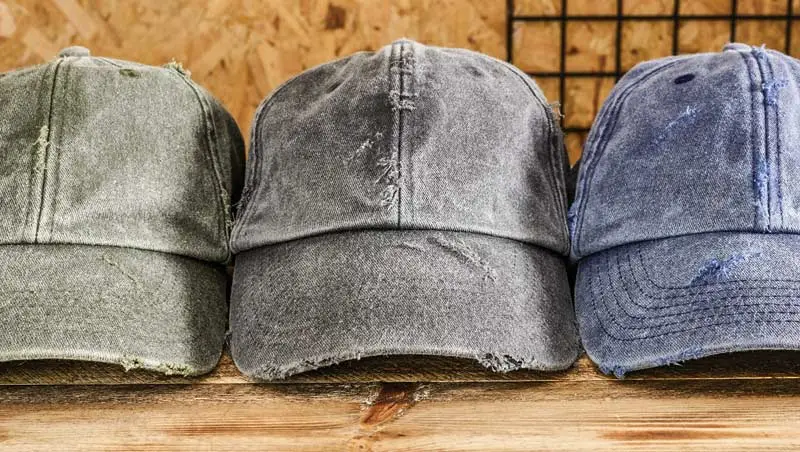 Drei abgenutzte Kappen. Grün, grau und blau, abgenutzte Kappen auf Holz – Entdecken Sie die neuesten Erkenntnisse im Bereich Kopfbedeckungen – JoinTop | Hersteller von kundenspezifischen Hüten und Kappen | OEM- und ODM-Fabrik für Kopfbedeckungen – JoinTop | Hersteller von kundenspezifischen Hüten und Kappen | OEM- und ODM-Fabrik für Kopfbedeckungen Drei abgenutzte Kappen Grün, grau und blau abgenutzte Kappen auf Holz