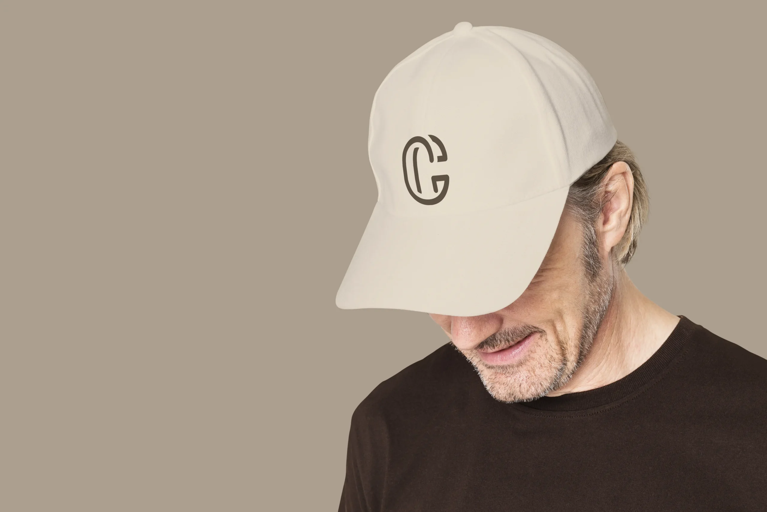 Gorra beige con logo C para hombre. Ropa para hombre. Gorra beige con logo C para hombre. Ropa para hombre.