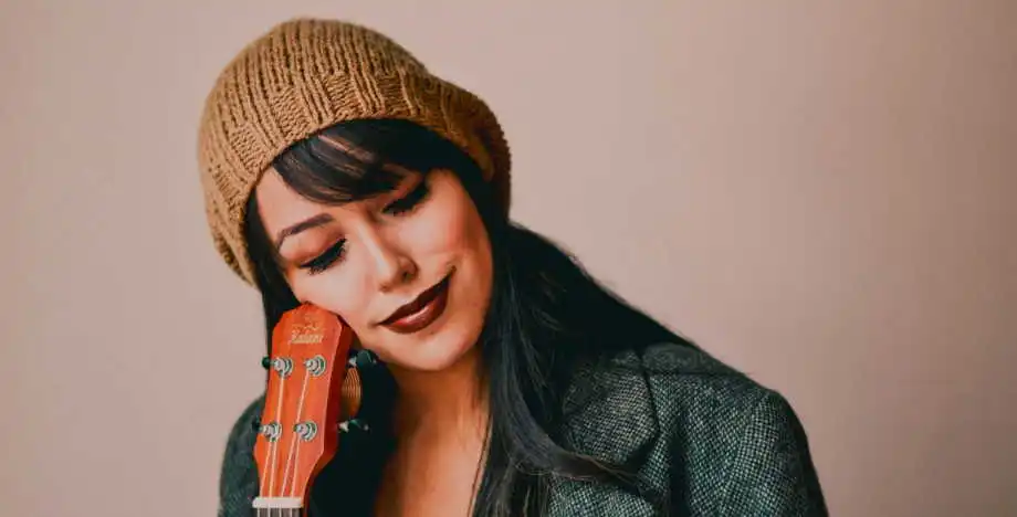 Как носить шляпу с челкой