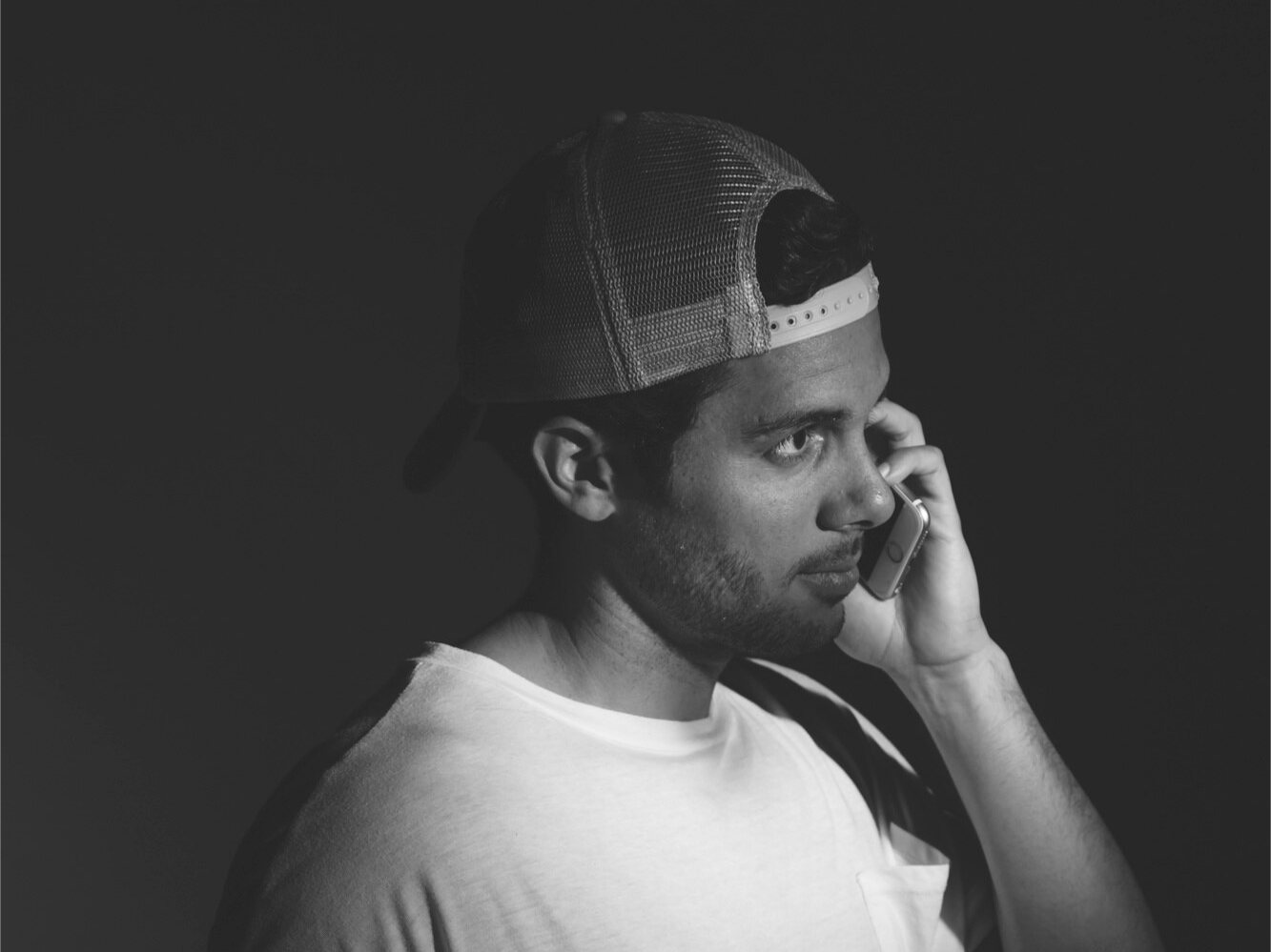 스낵백 모자를 쓴 남자