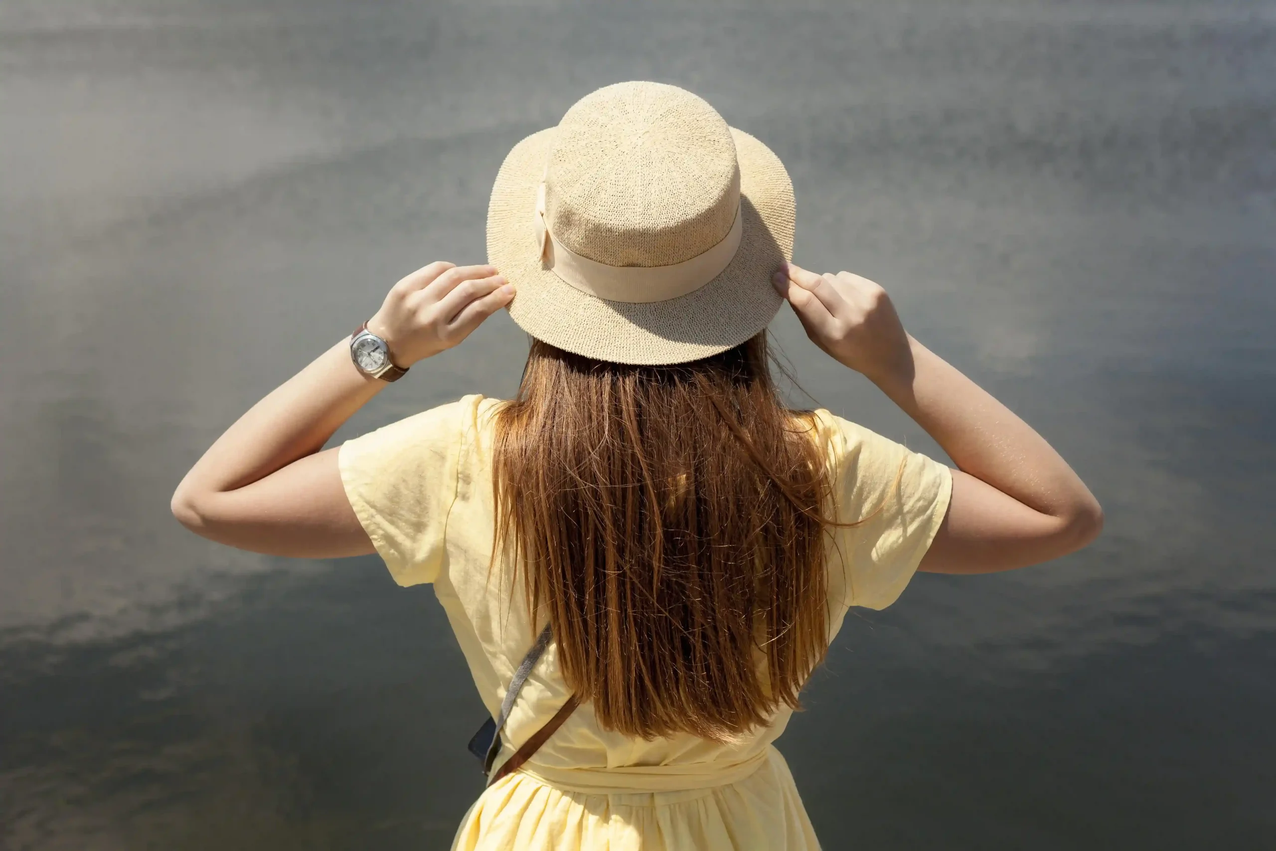 압축된 호수 근처의 소녀의 뒷모습