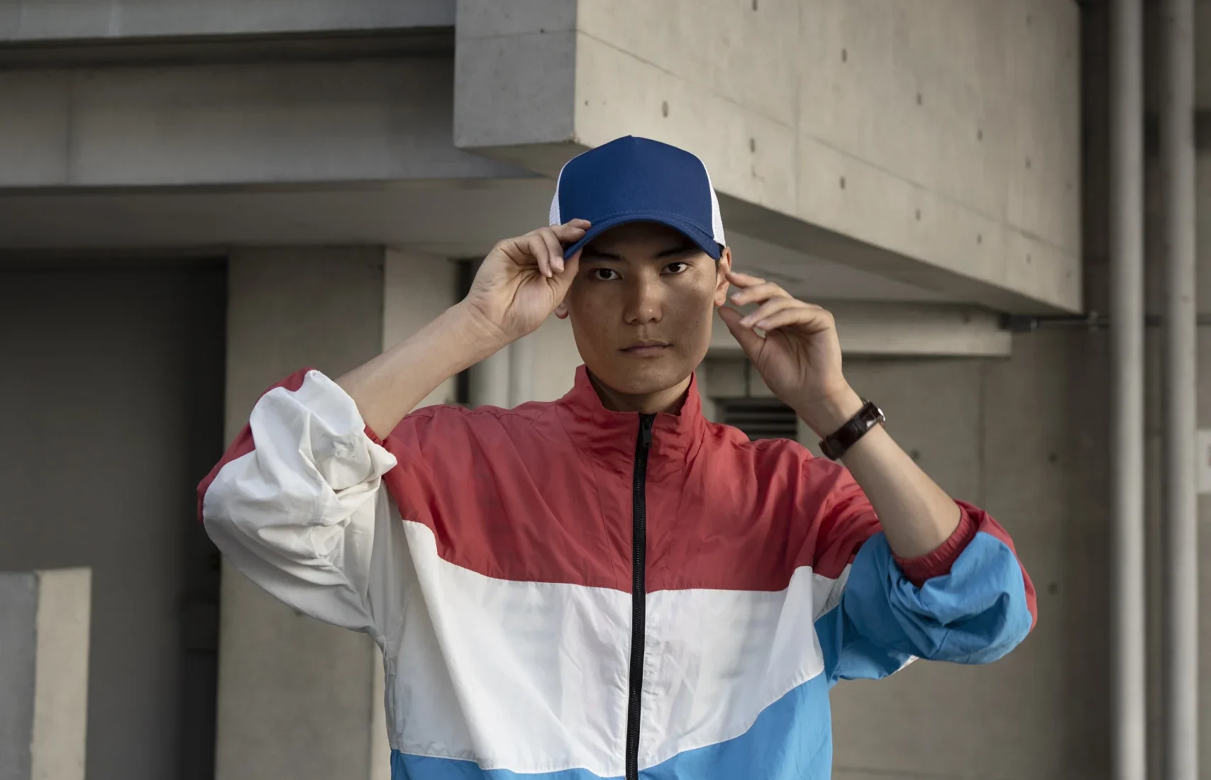 トラッカーハットをかぶっている男性の正面図