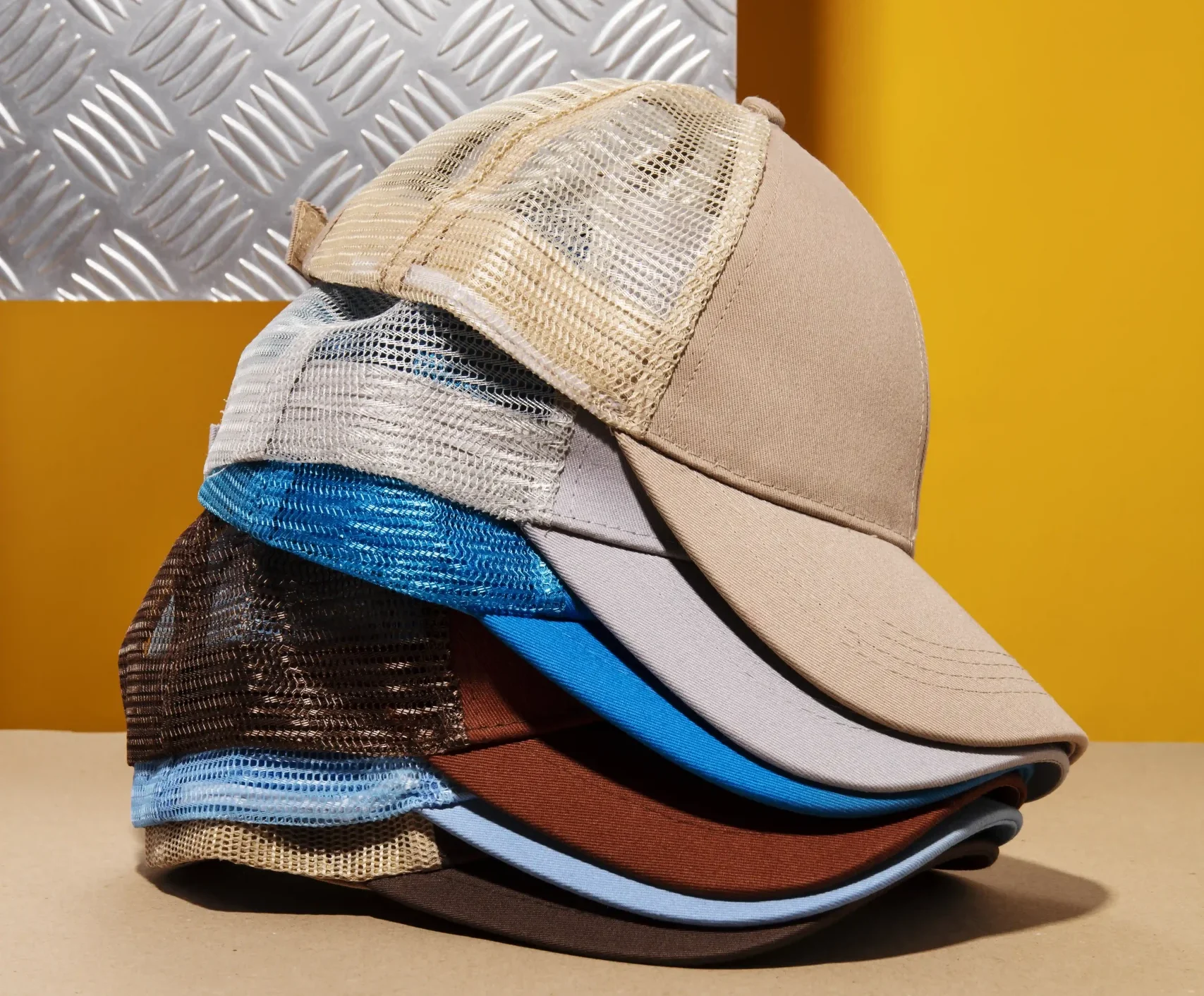 Sombrero gris que absorbe la humedad, naturaleza muerta colorida Sombrero gris que absorbe la humedad, naturaleza muerta colorida