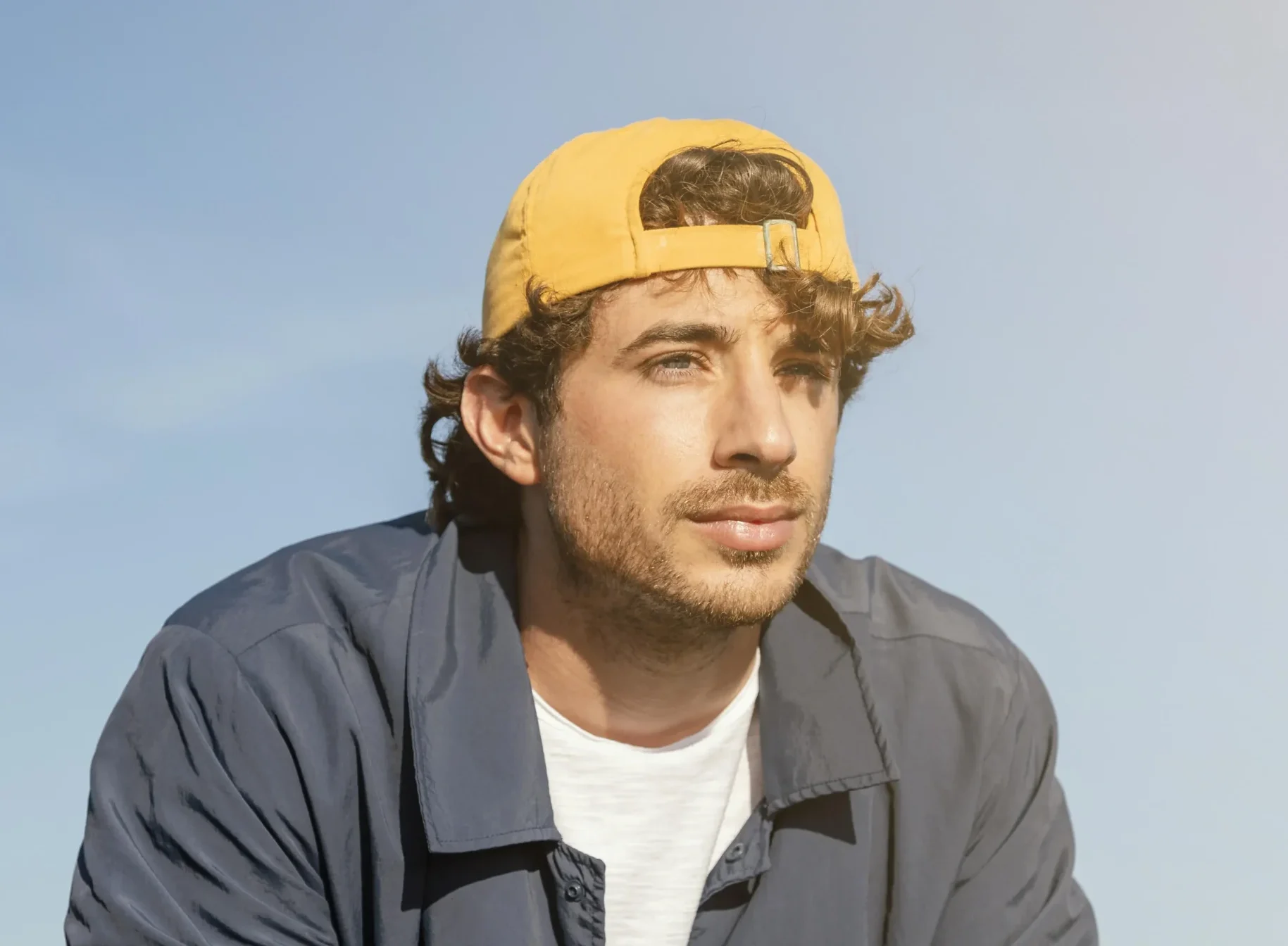 мужчина позирует с велосипедом средний план