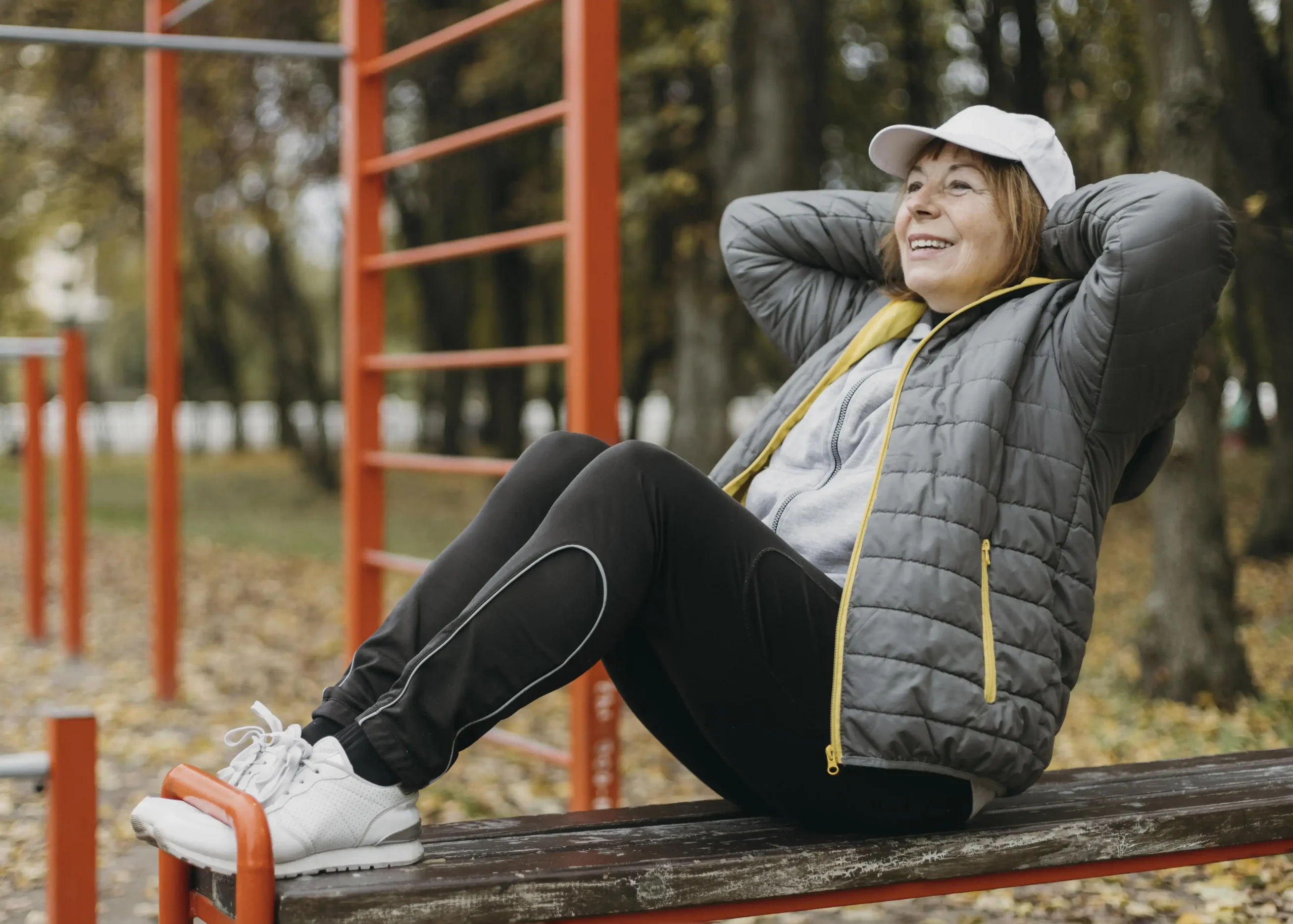 вид сбоку смайлик пожилая женщина тренируется на открытом воздухе