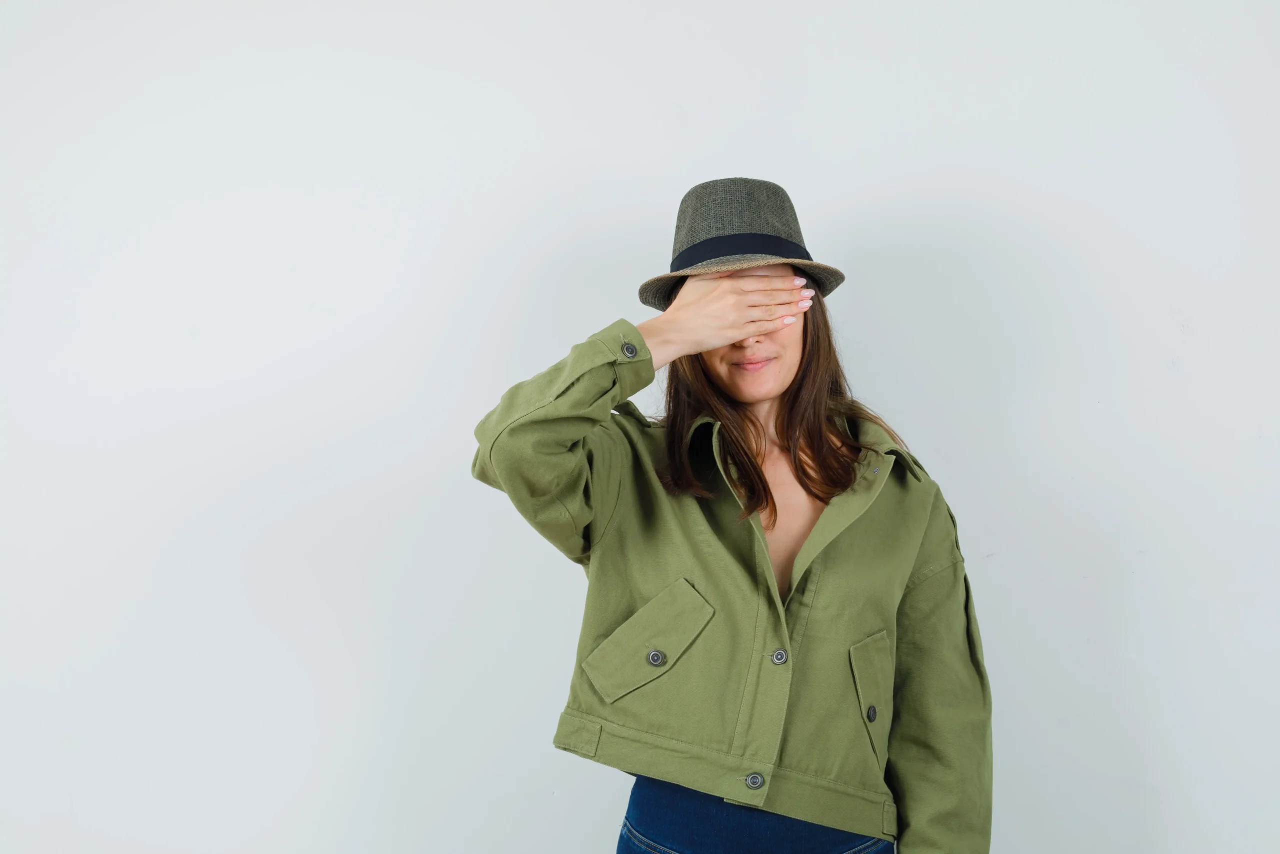 Señora joven sosteniendo la mano ojos chaqueta pantalones sombrero mirando optimista comprimido Señora joven sosteniendo la mano ojos chaqueta pantalones sombrero mirando optimista comprimido