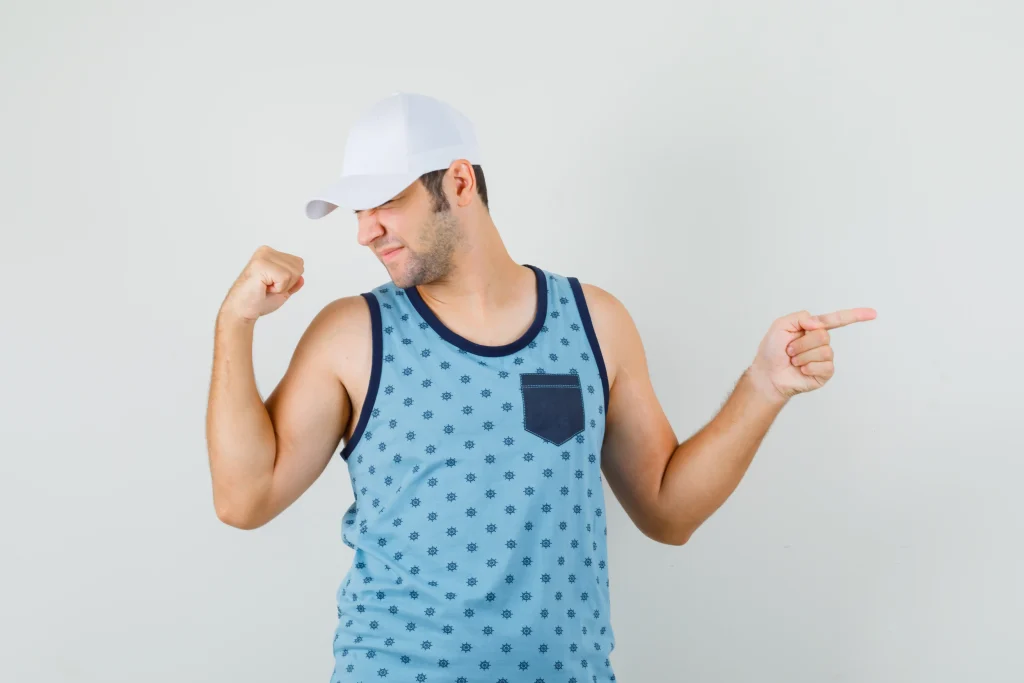 Gorra de béisbol azul de hombre joven