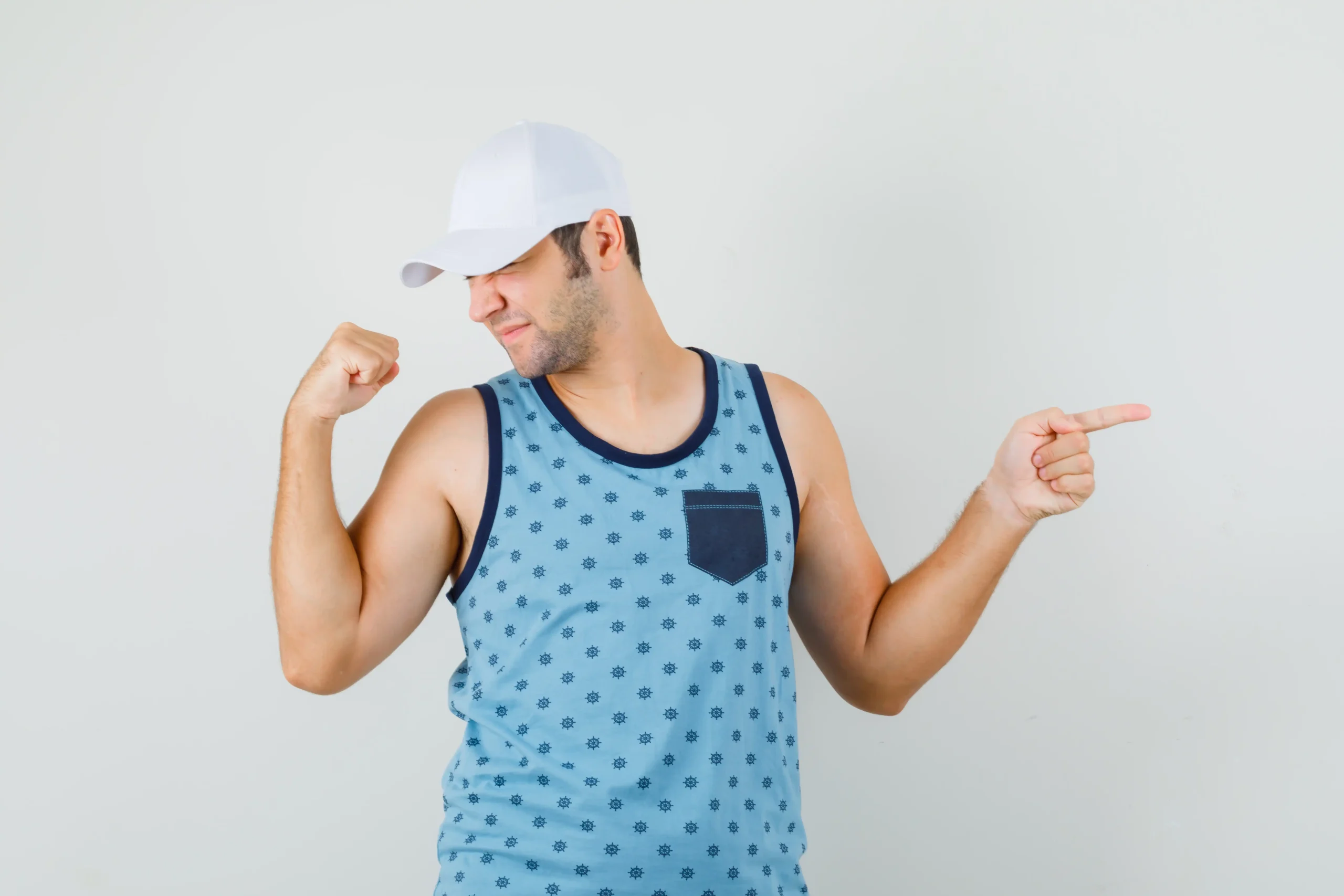 genç adam mavi tekli performans şapkası