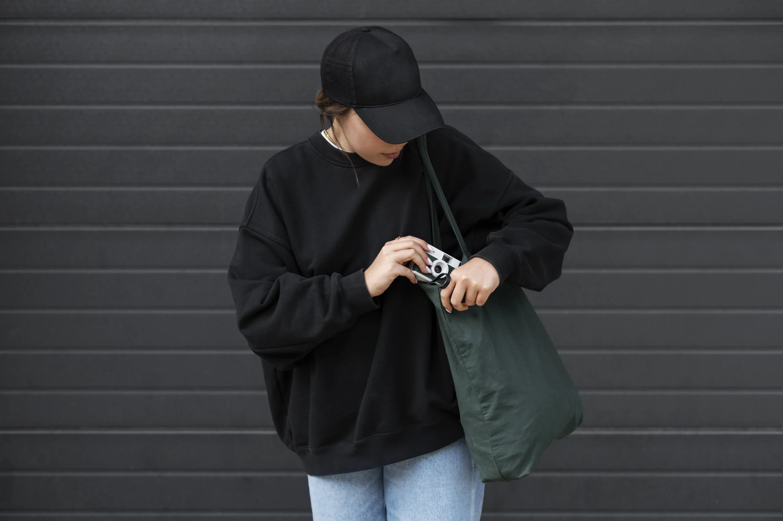 トラッカーハットをかぶった若い女性