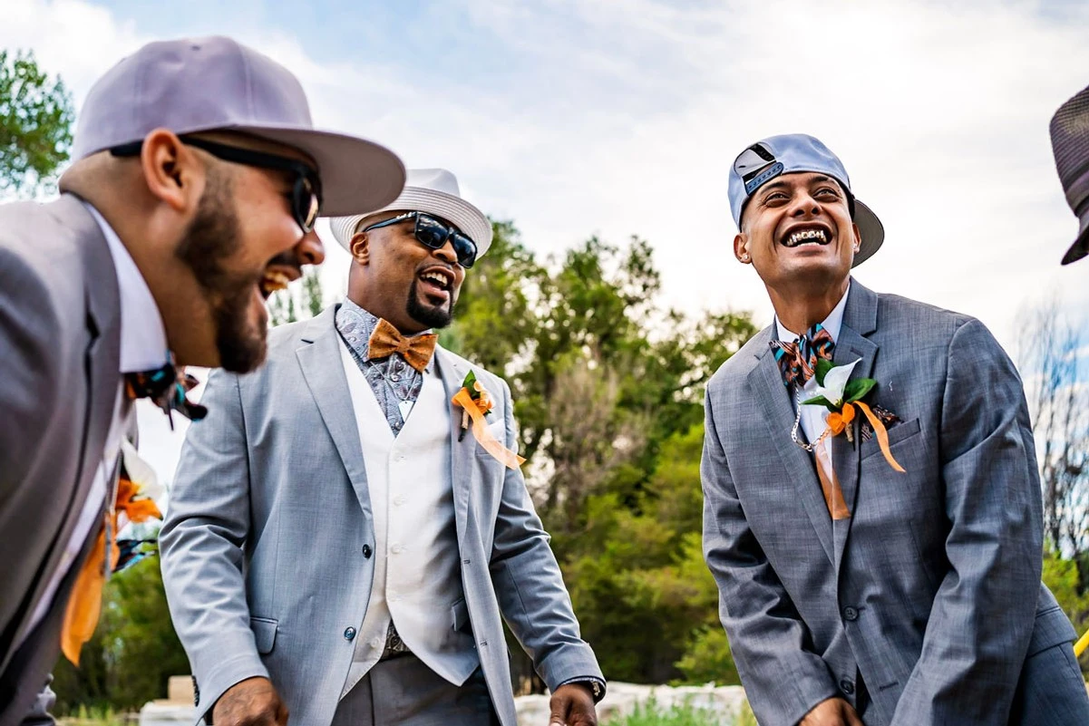 Hombres de traje con varios sombreros