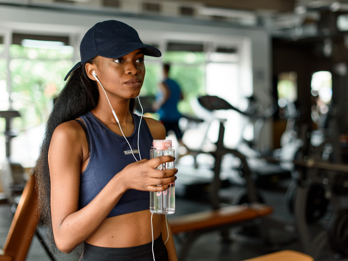 Allenamento con berretto sportivo
