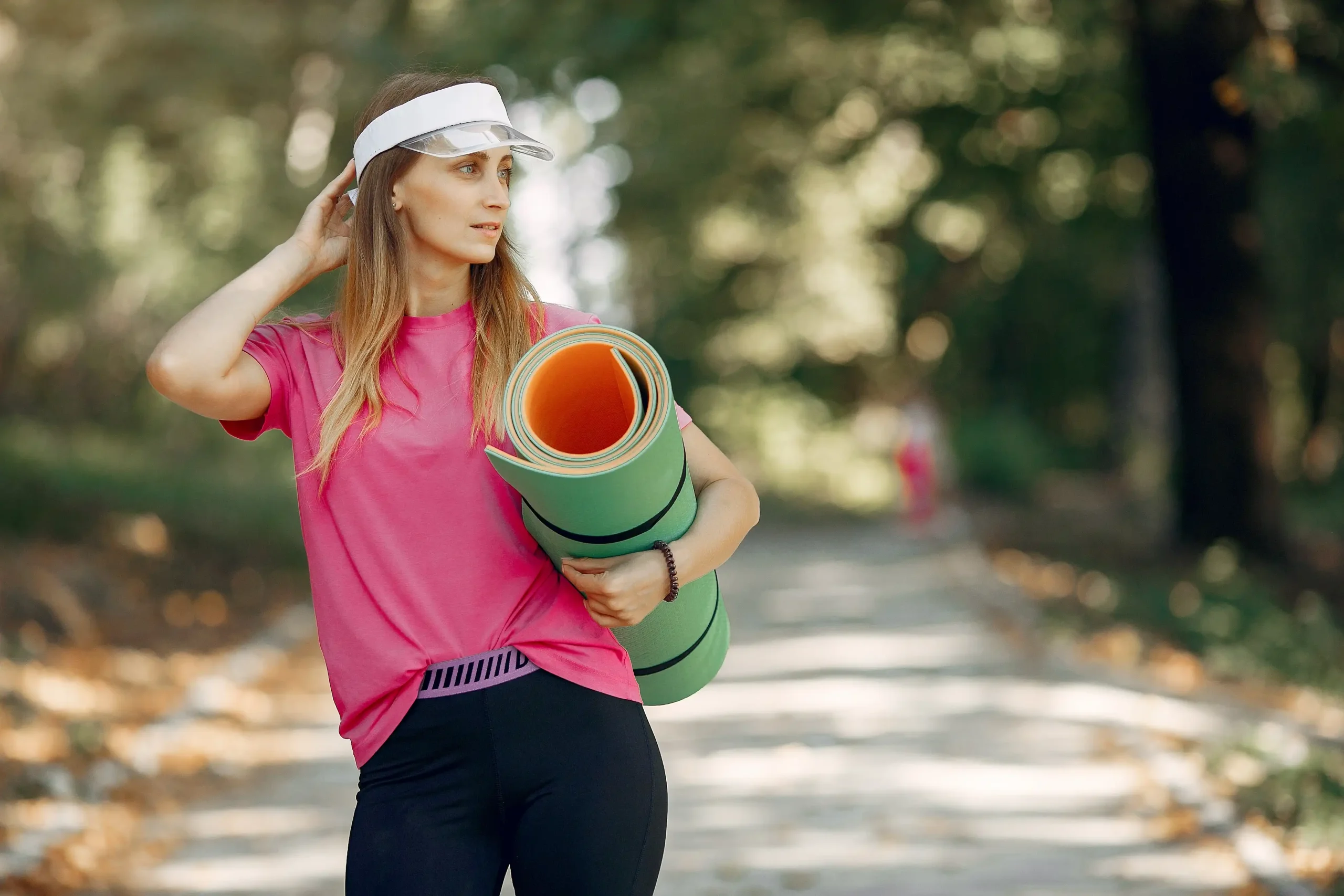 Hermosa chica deportista en el parque de verano Hermosa chica deportista en el parque de verano
