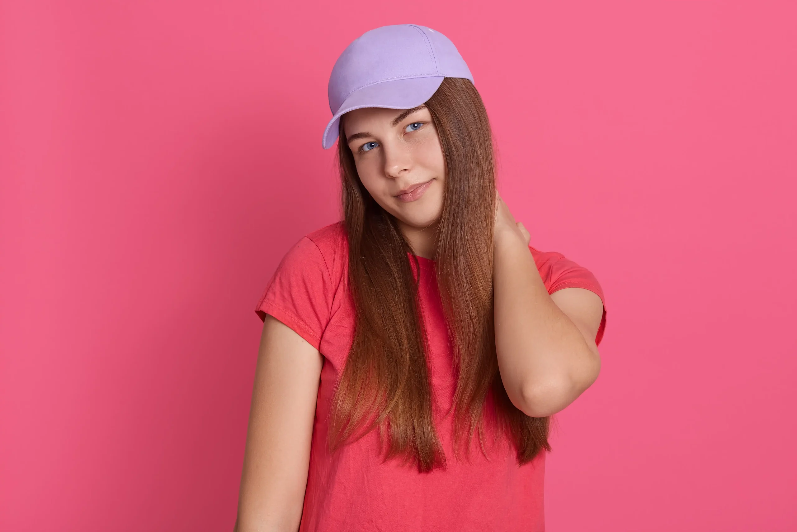 Porträt einer Frau, die ihren Nacken hält, vor rosa Hintergrund, Frau mit Nackenschmerzen – Entdecken Sie die neuesten Erkenntnisse zum Thema Kopfbedeckungen – JoinTop | Hersteller von kundenspezifischen Hüten und Mützen | OEM- und ODM-Fabrik für Kopfbedeckungen – JoinTop | Hersteller von kundenspezifischen Hüten und Mützen | OEM- und ODM-Fabrik für Kopfbedeckungen Porträt einer Frau, die ihre Nackenbeschwerden vor rosa Hintergrund hält. Frau mit Nackenschmerzen