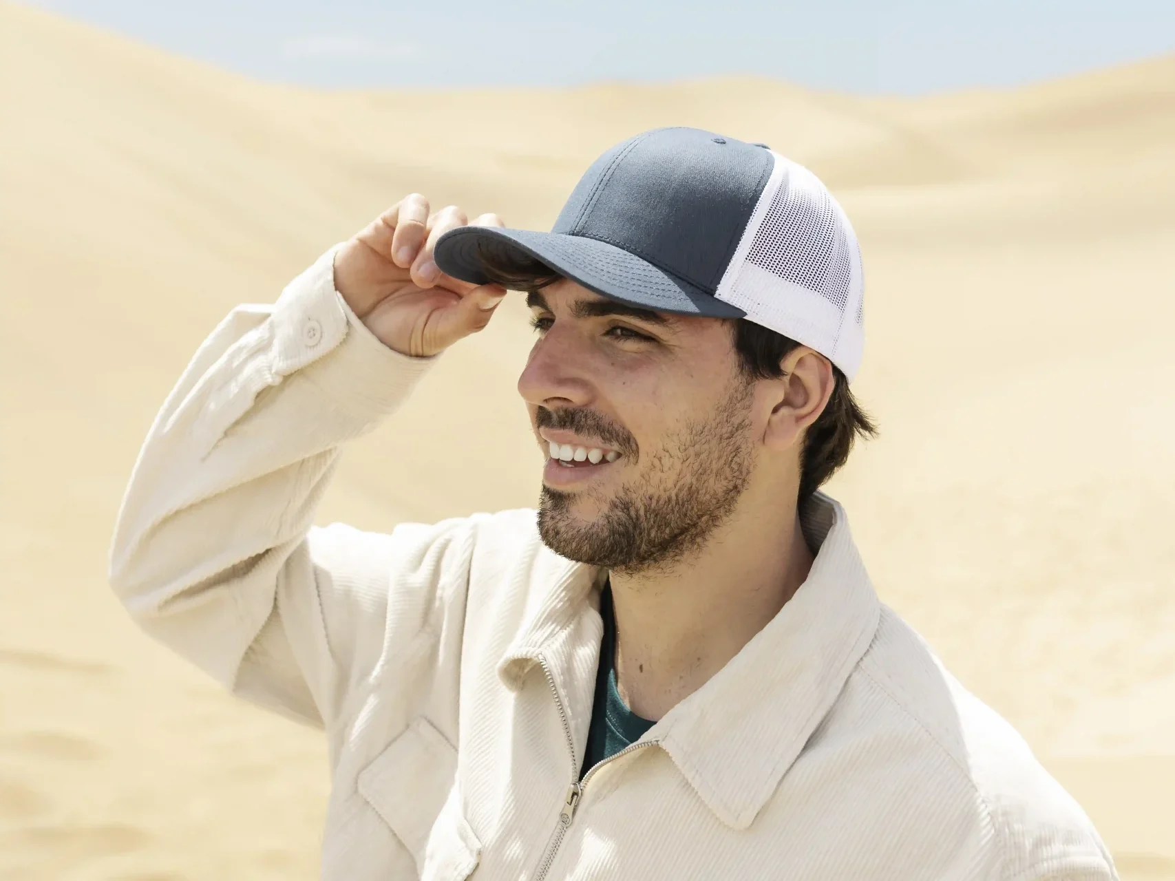 uomo sorridente visto di lato