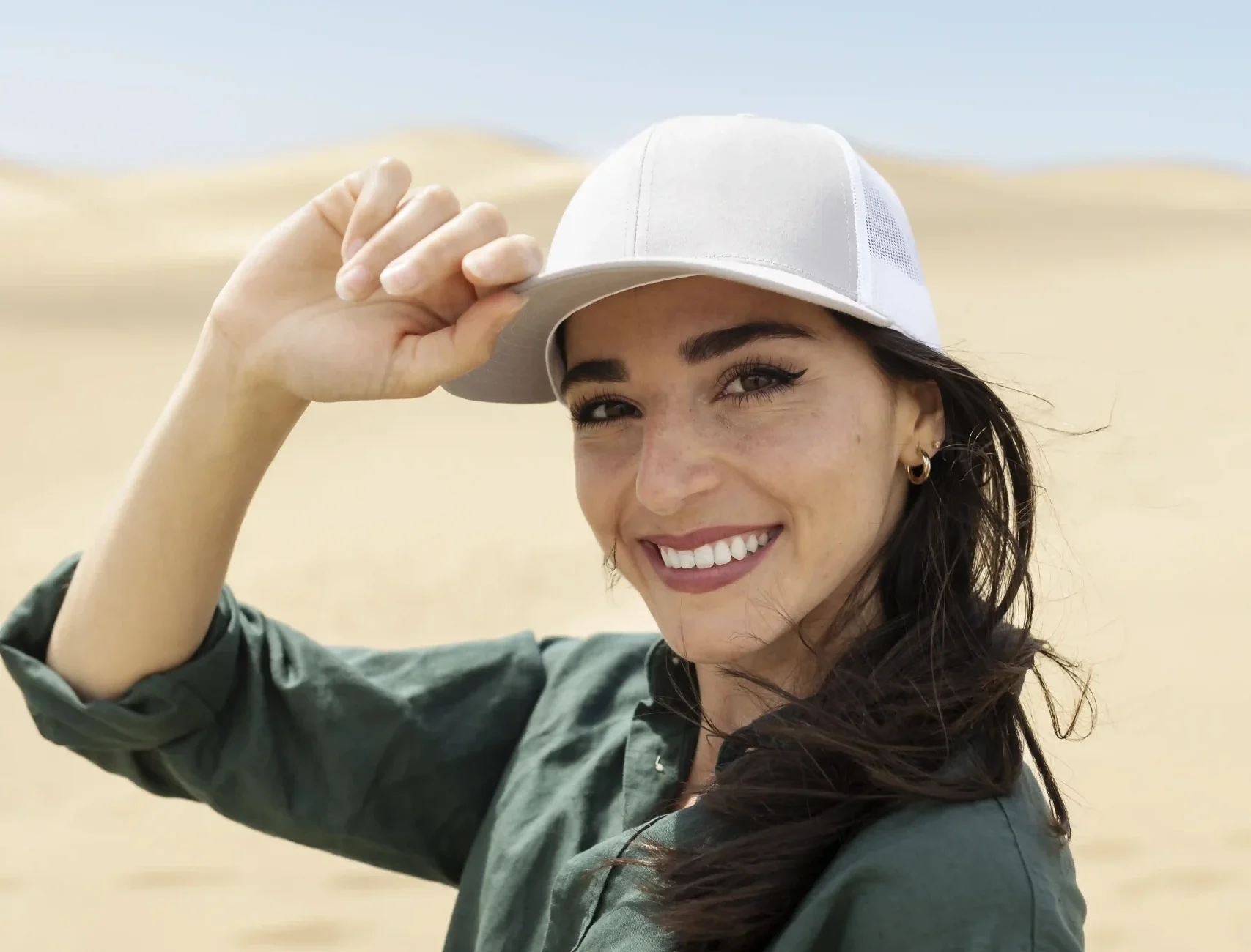 donna sorridente vista laterale che indossa un cappello