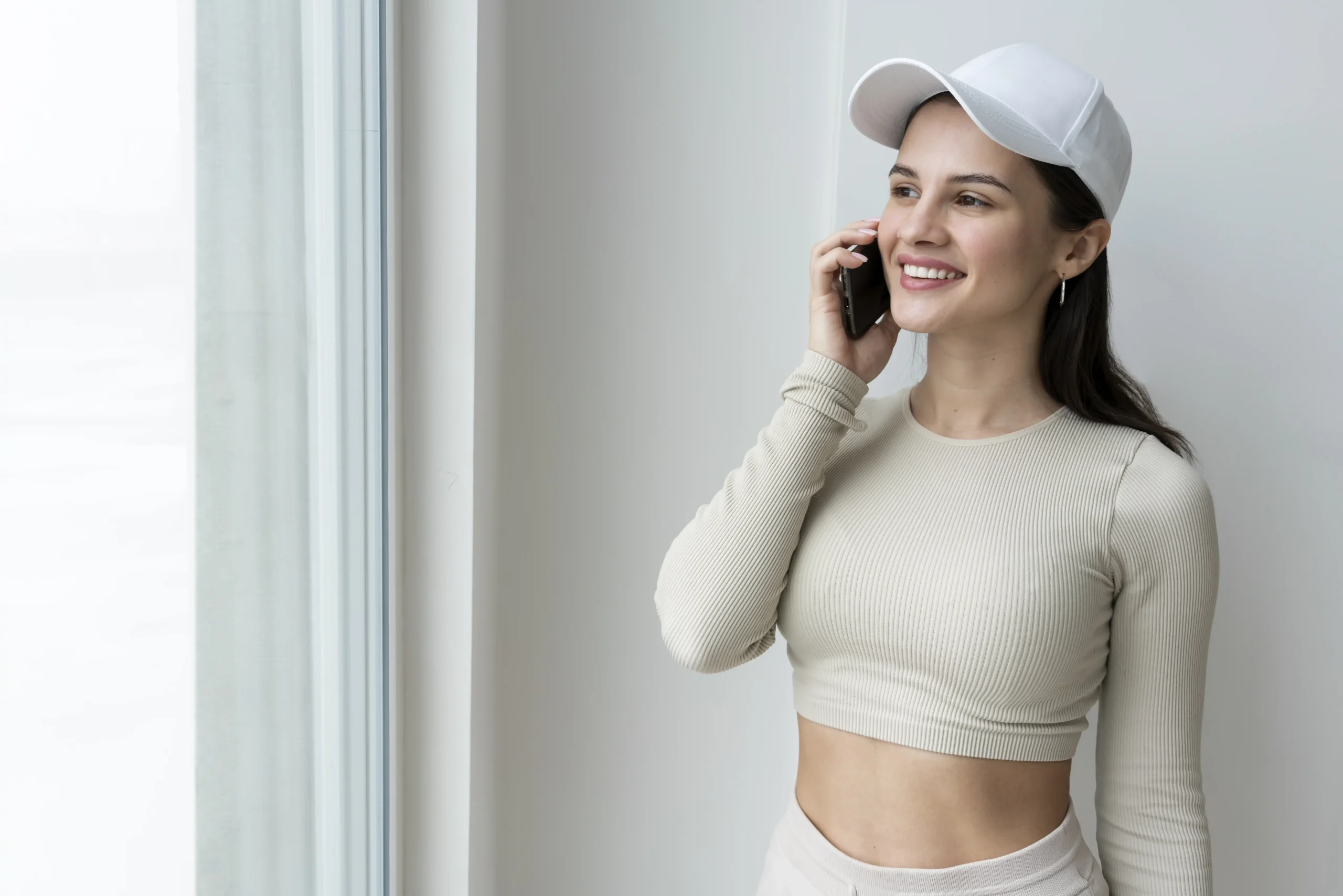donna sorridente che parla al telefono in primo piano