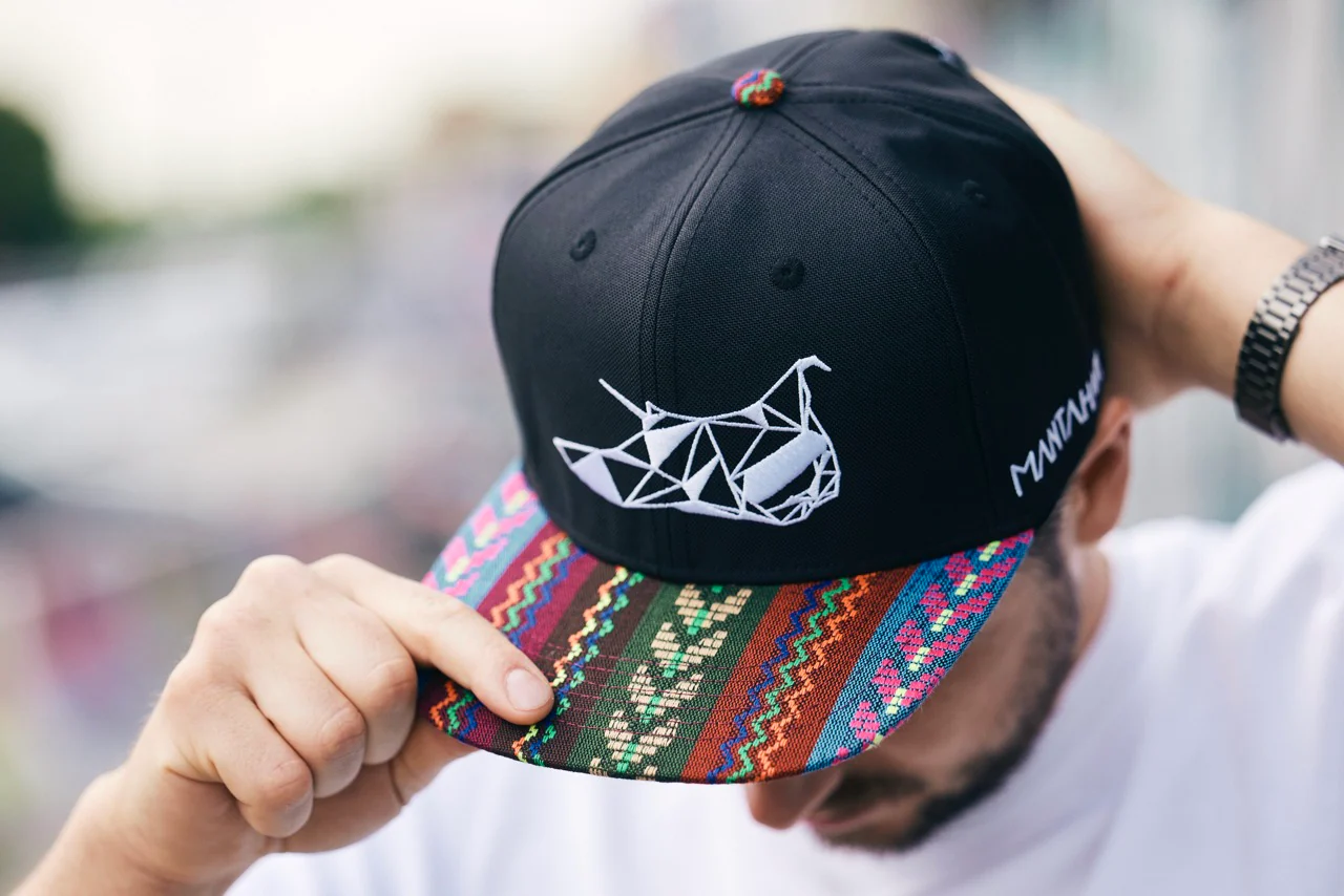 Black snapback with geometric bird design and colorful brim Black snapback with geometric bird design and colorful brim
